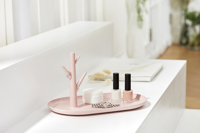The tray holder for beauty desk - image with beauty items